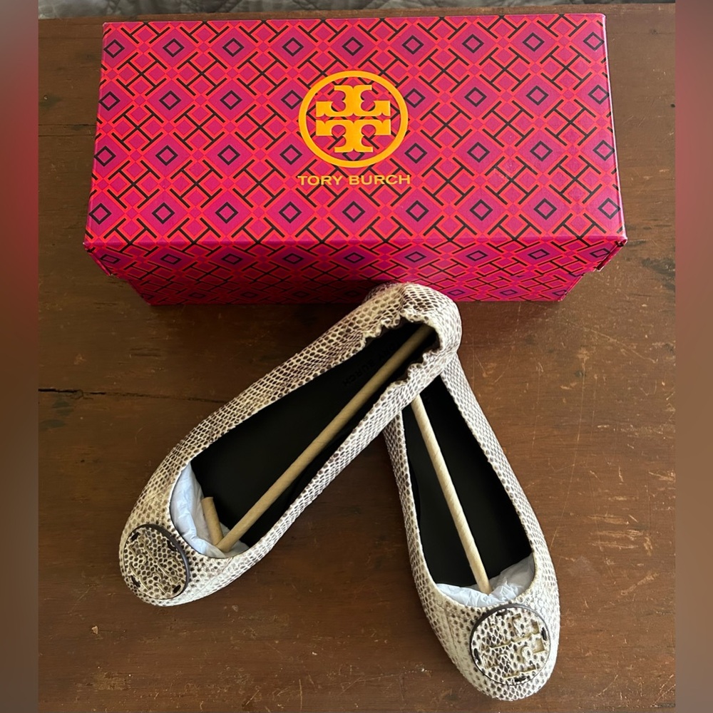 Tory Burch Minnie flats in cream Roccia stamped snake leather. Size 7